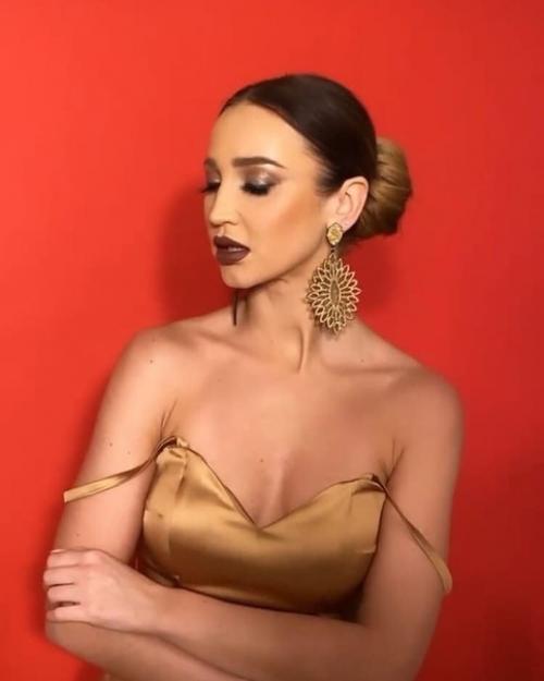 Пожалуй, она сейчас самая популярная артистка! 06