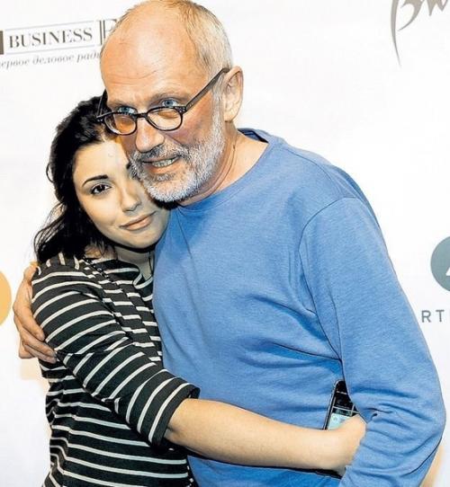 Между Александром гордоном и нозанин абдулвасиева разница в 31 год. 04