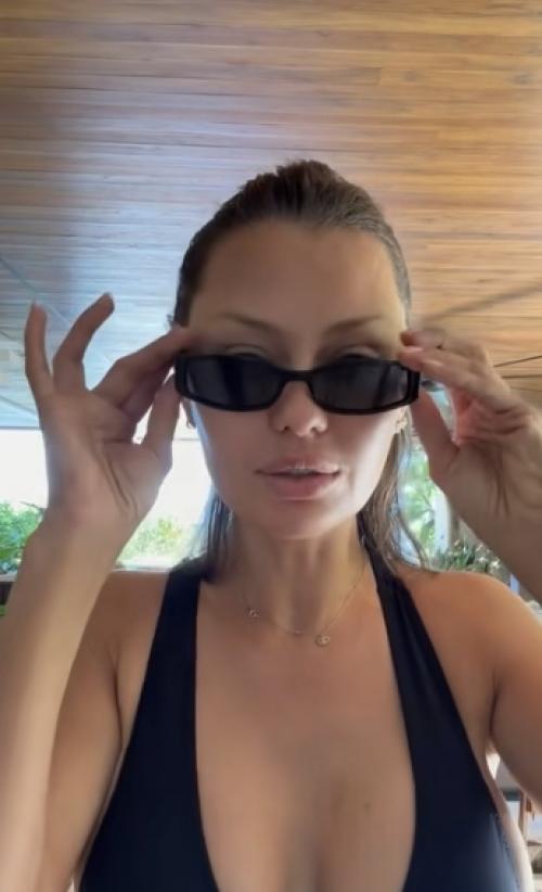 Мама устроила домашний модный разбор: у дочки купальник врезается и явно чуть маловат. 01