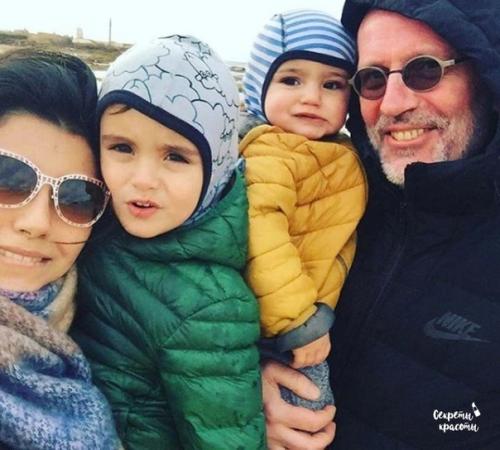 Между Александром гордоном и нозанин абдулвасиева разница в 31 год. 05