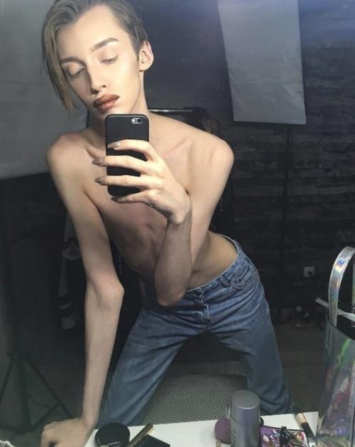 Это бьюти - блогер Андрей Петров, который любит красится в повседневной жизни. 05