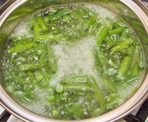 Вода после фасоли. Суп с стручковой фасолью замороженной. Фасоль зеленая с солью. Зеленый ингредиент. Кус кус со стручковой фасолью.
