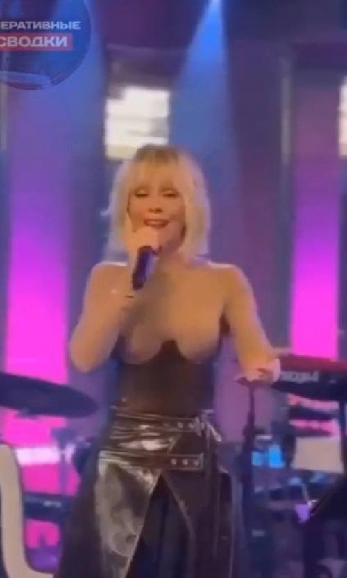 У певицы Валерии во время концерта сдвинулось платье с глубоким декольте и в кадр попал оголенный бюст. 01
