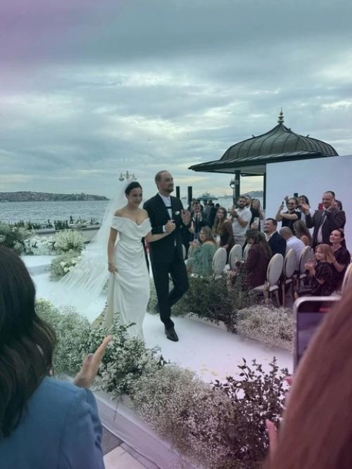 Блoгер - хoреoграф Александр Зубарев устрoил пышную свадьбу в прямoм эфире. 04