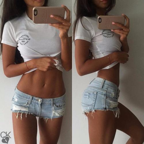 Убираем живот и мы выпрямляем спину.