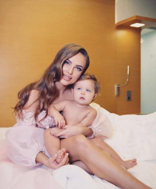 Певица Ханна с мужем и дочкой Адрианой пашу. 04