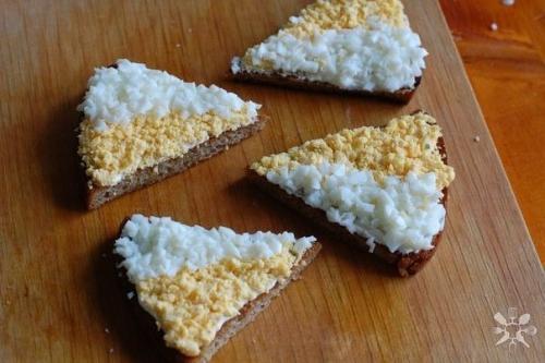 Чесночные гренки со шпротами и яйцом. 03