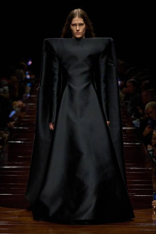 Вчера вечером Демна гвасалия показал изголодавшимся по оверсайзу фешн - акулам новую коллекцию Balenciaga. 04