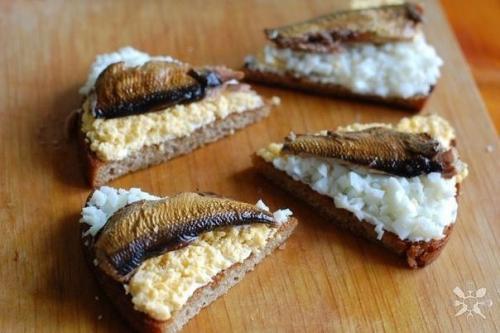 Чесночные гренки со шпротами и яйцом. 04