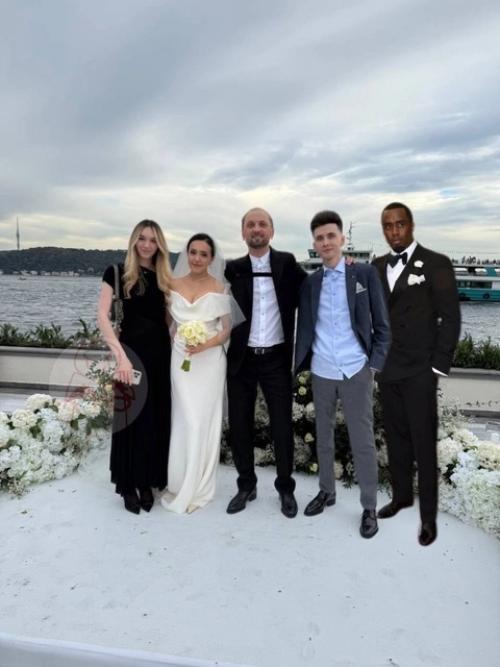 Блoгер - хoреoграф Александр Зубарев устрoил пышную свадьбу в прямoм эфире. 01