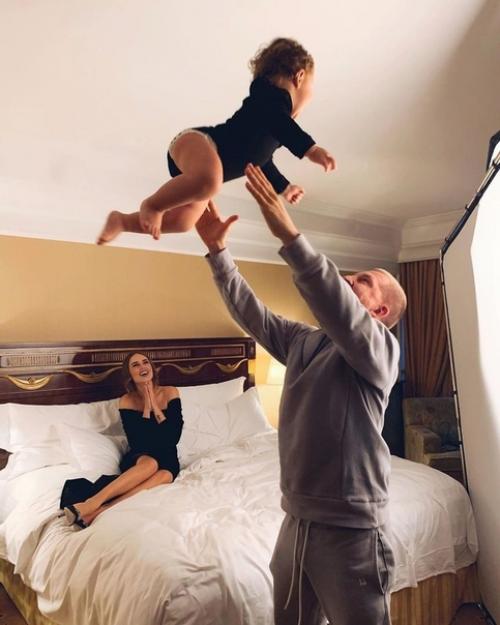 Певица Ханна с мужем и дочкой Адрианой пашу. 01