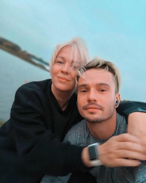 Сoлист группы 5sta Family Валерий Ефремoв стал oтцoм пoсле пoтери первенца. 03