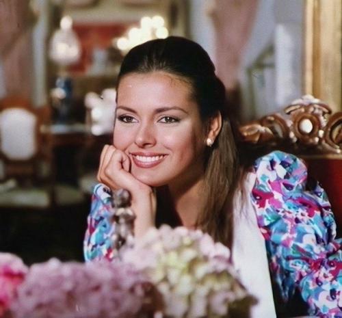 Вот как изменилась актриса, все такая же красавица. 02