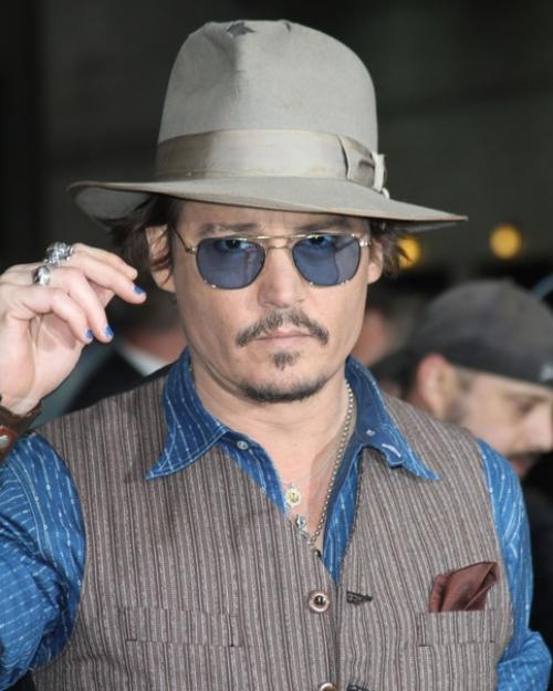 Подтвержденный. Мужчиной на пилочном маникюре уже никого не удивишь. 01