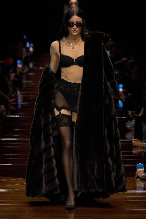 Вчера вечером Демна гвасалия показал изголодавшимся по оверсайзу фешн - акулам новую коллекцию Balenciaga. 02