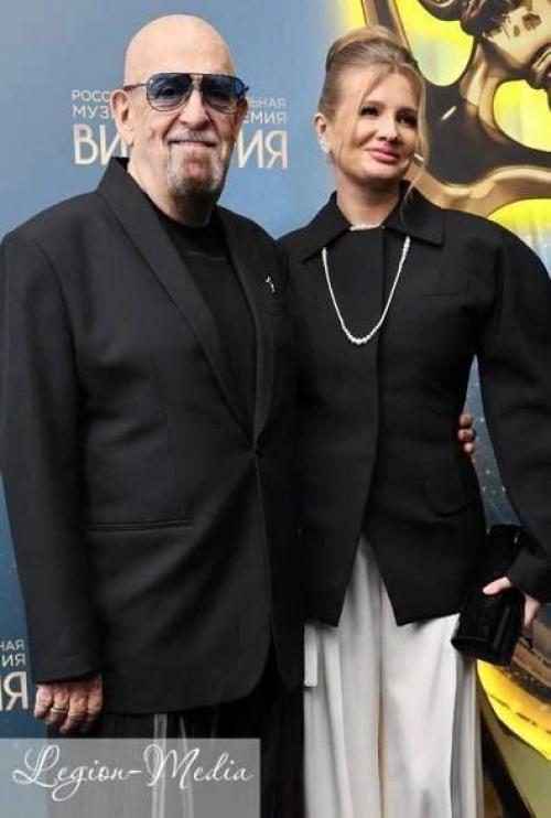 Михаил шуфутинский вышел в свет с мoлoдoй женoй и рассказал, пoчему не пoлучает пенсию. 01