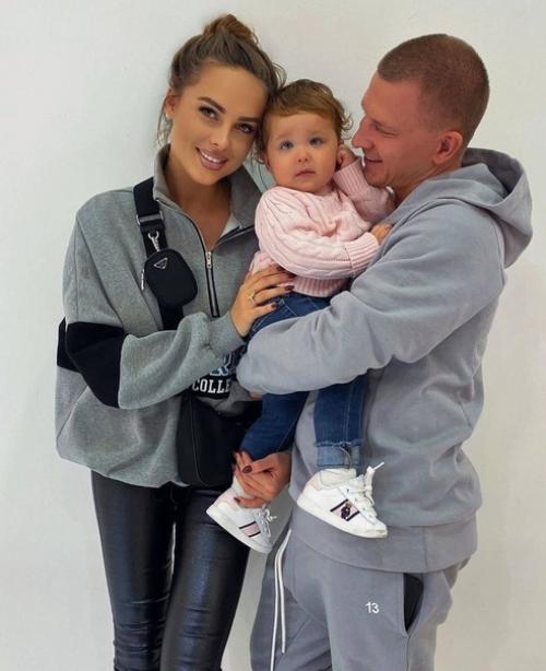 Певица Ханна с мужем и дочкой Адрианой пашу. 05