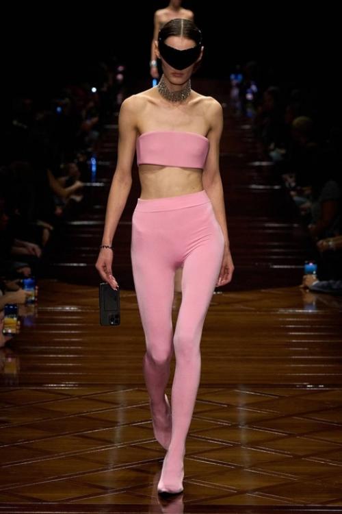 Вчера вечером Демна гвасалия показал изголодавшимся по оверсайзу фешн - акулам новую коллекцию Balenciaga. 07