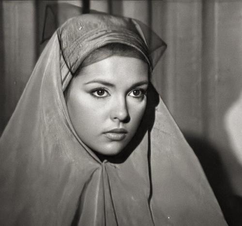 Вот как изменилась актриса, все такая же красавица. 04