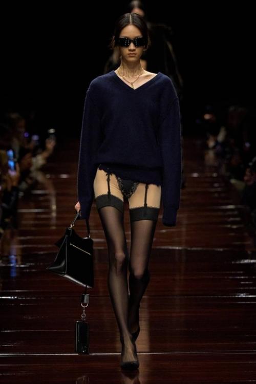 Вчера вечером Демна гвасалия показал изголодавшимся по оверсайзу фешн - акулам новую коллекцию Balenciaga. 08