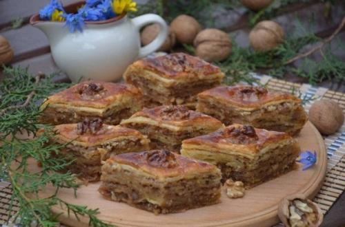 Пахлава. Вариантов приготовления этой восточной сладости громадное количество. Пахлава. Вариантов приготовления этой восточной сладости громадное количество.