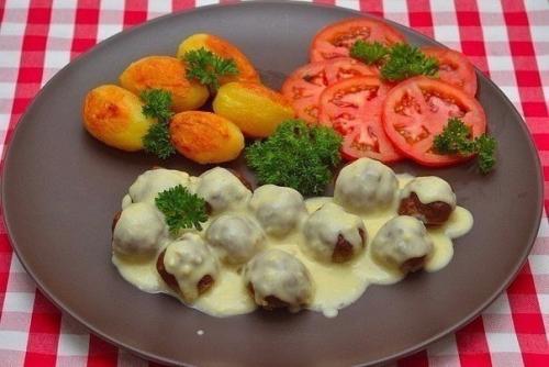 Мясные шарики из говяжьего фарша под сливочным соусом.