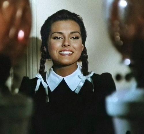 Вот как изменилась актриса, все такая же красавица. 01