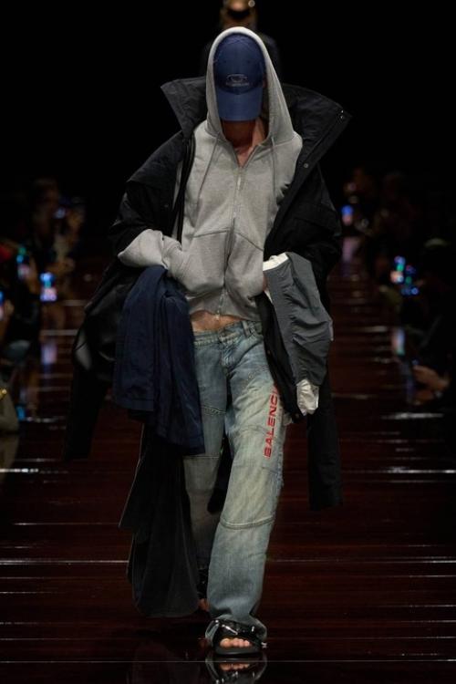 Вчера вечером Демна гвасалия показал изголодавшимся по оверсайзу фешн - акулам новую коллекцию Balenciaga. 06