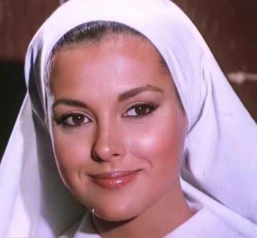 Вот как изменилась актриса, все такая же красавица. 03