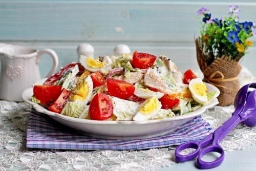 Салат с куриной грудкой, овощами и йогуртом. Салат с куриной грудкой, овощами и йогуртом.