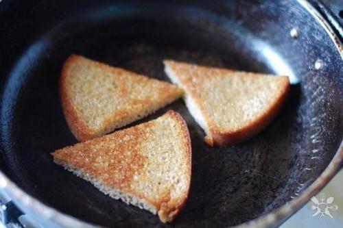 Чесночные гренки со шпротами и яйцом. 01