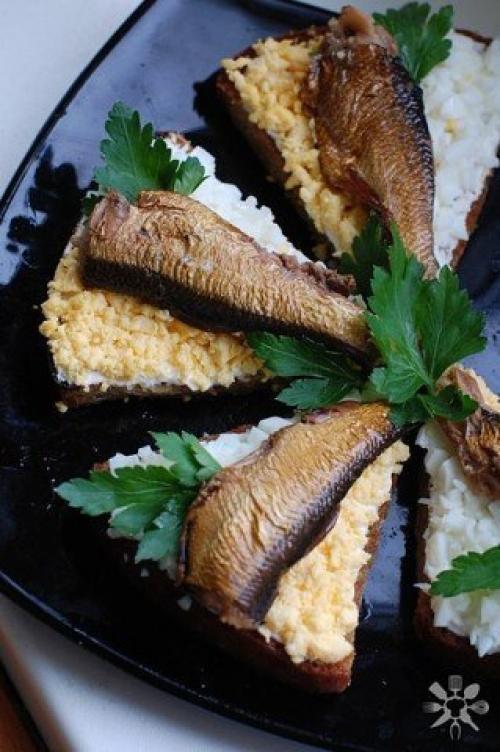 Чесночные гренки со шпротами и яйцом.
