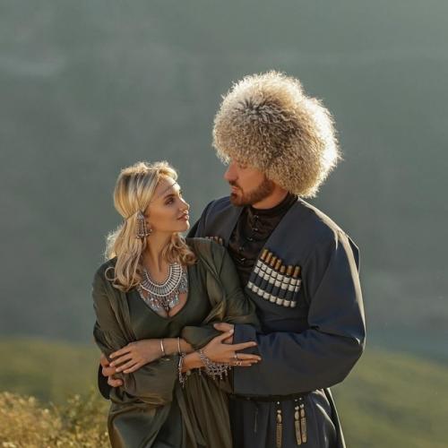 Курбан омаров представил замечательную фотосессию с беременной супругой на фоне гор Дагестана. 01