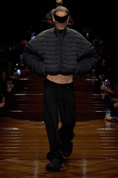 Вчера вечером Демна гвасалия показал изголодавшимся по оверсайзу фешн - акулам новую коллекцию Balenciaga. 03