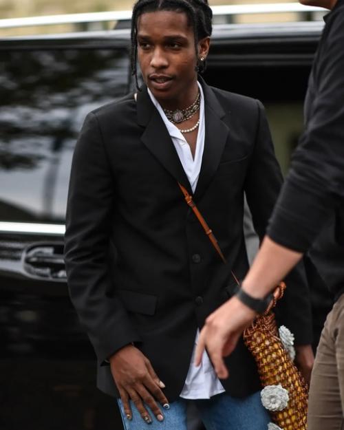 Подтвержденный. Мужчиной на пилочном маникюре уже никого не удивишь. 08