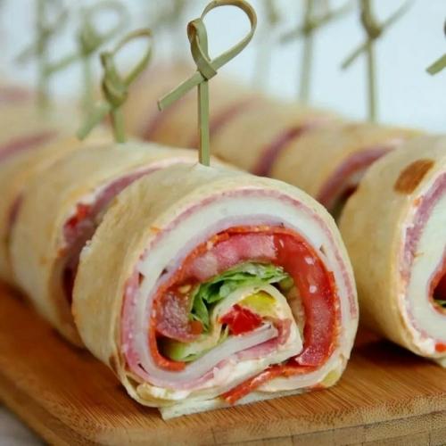 1. крабовые палочки, чеснок, яйцо, натертый сыр, зелень и майонез. 09