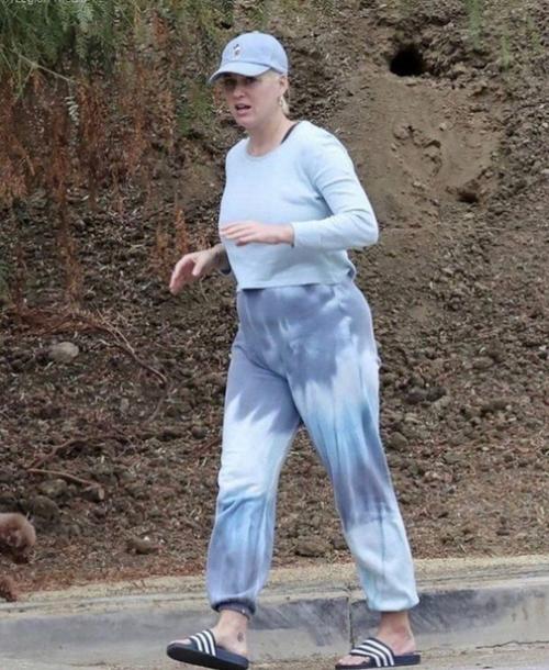 Кэти Перри на прогулке в Лос-анджелесе после недавних родов она совсем не стесняется своей фигуры. 01