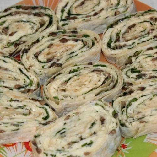 1. крабовые палочки, чеснок, яйцо, натертый сыр, зелень и майонез. 02