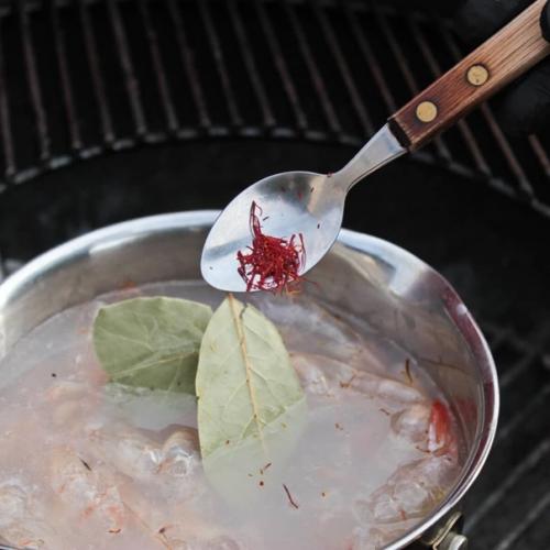 Паэлья с морепродуктами в голландской печи на гриле. 04