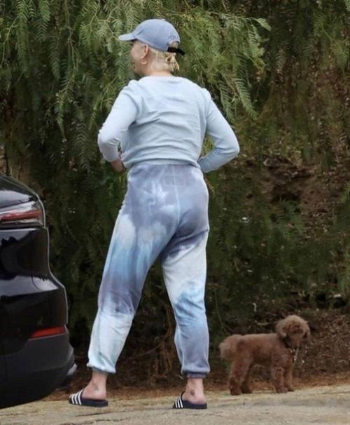 Кэти Перри на прогулке в Лос-анджелесе после недавних родов она совсем не стесняется своей фигуры. 03