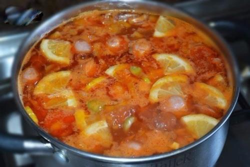 Солянка.  Ингредиенты:   Сосиски - 2 шт.