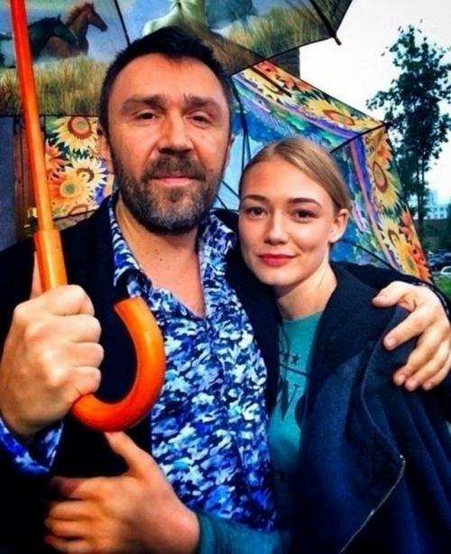Оксана акиньшина и Сергей шнуров встретились, когда она была ещё подростком - ей было 15, а ему уже исполнилось 30. 02