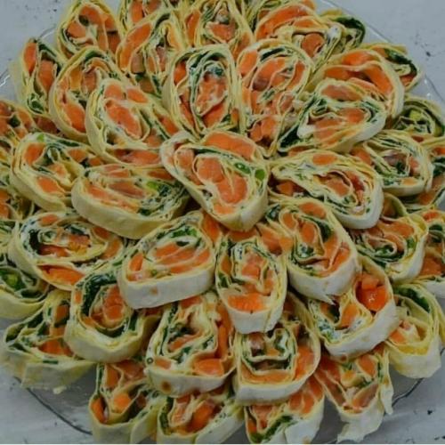 1. крабовые палочки, чеснок, яйцо, натертый сыр, зелень и майонез. 03