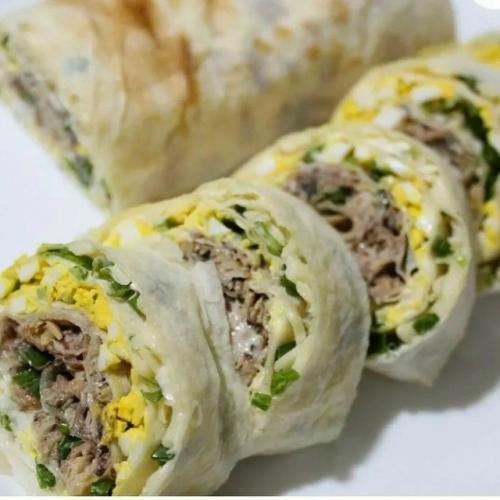 1. крабовые палочки, чеснок, яйцо, натертый сыр, зелень и майонез. 05