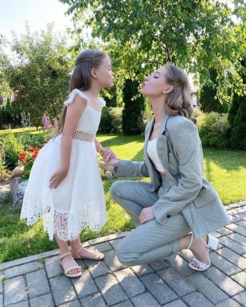 Доченька Кристины асмус так похожа на неё, ну просто маленькая копия! 03