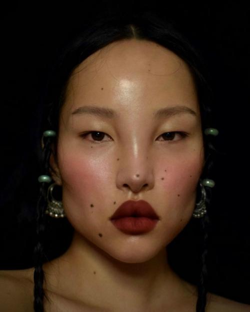 Какая же невероятная и по-настоящему запоминающаяся внешность у корейской модели цунайна. 01