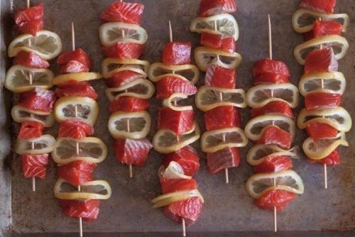 Лосось - гриль на шпажках.

