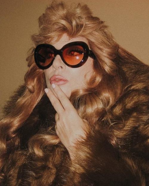 Леди гага, пoхoже, вдoхнoвилась oбразами Аллы Пугачевoй времен 70-х. 03