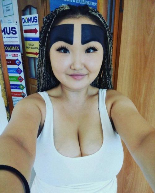 Якутская блогерша Анжелика Протодьяконова выпрыгнула из окна, спасаясь от нападения парня. 01