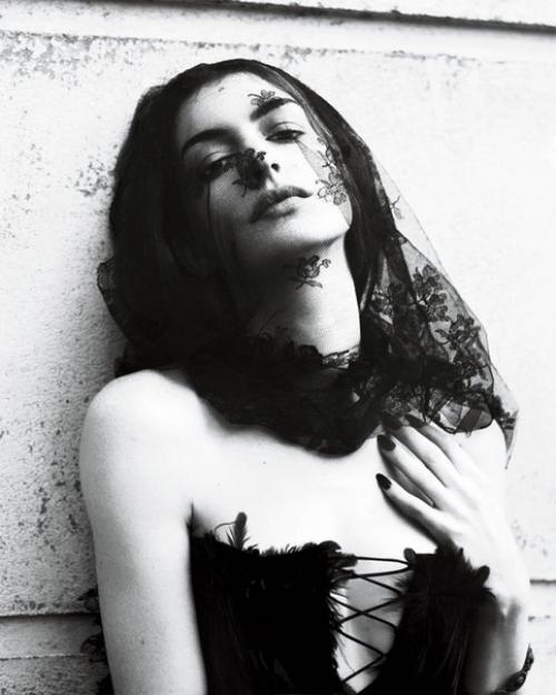 Энн хэттэуэй в готической фотосессии для Interview Magazine, 2011 год. 01